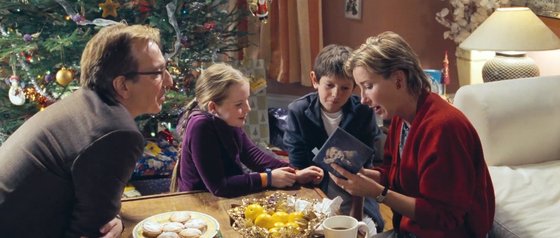 설레는 마음으로 크리스마스 선물 포장을 풀었으나 금목걸이가 아닌 CD를 보는 아내. 금목걸이는 여자친구인 미아의 것임을 깨닫는다. [사진 영화 화면 캡쳐]