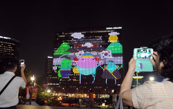 지난 2015년 광복 70주년을 맞아 서울스퀘어 외벽에 펼쳐진 태극기를 주제로한 미디어 파사드.[중앙포토]