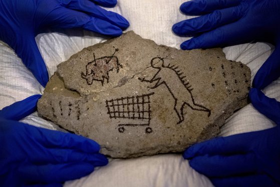 2005년 뱅크시가 대영박물관에 몰래 전시한 작품. [AP=연합뉴스]