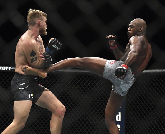 존 존스(오른쪽)가 알렉산더 구스타프손에게 왼발 킥을 날리고 있다. 존스는 다양한 공격 옵션으로 구스타프손을 압박했다. [AP=연합뉴스]