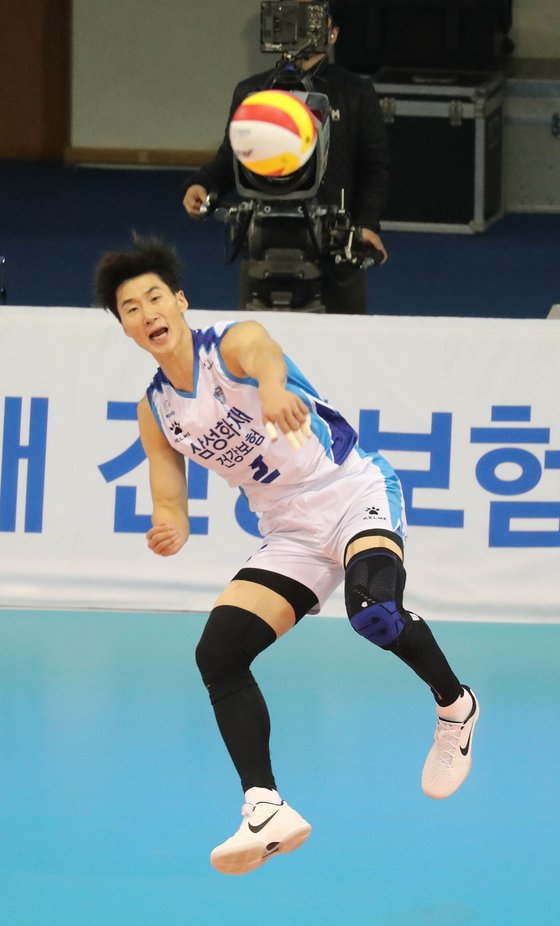 서브를 넣고 있는 박철우. [뉴스1]