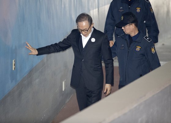 다스 자금을 횡령하고 삼성 등에서 뇌물을 받은 혐의로 구속기소된 이명박 전 대통령이 2일 오후 서초구 서울고등법원에서 열리는 항소심 첫 공판에 출석하기 위해 호송차에 내려 법정으로 향하고 있다. [연합뉴스]