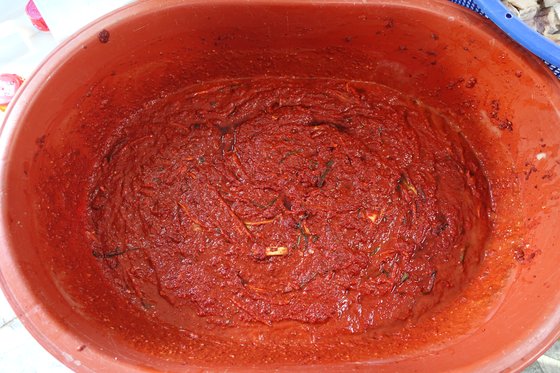 농사지은 고춧가루, 찹쌀풀, 개복숭아청, 3년 삭힌 잡젓 국물 등을 넣고 버무린 양념.