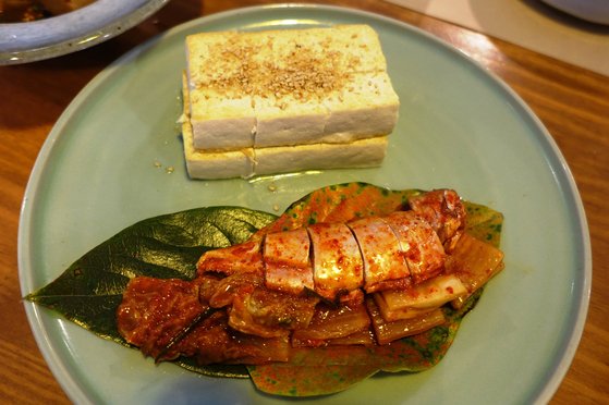 2017년 김장 때 전어를 구하지 못해 대체재로 담근 밴댕이김치. 두부 구이와 어울려서 상에 냈다.