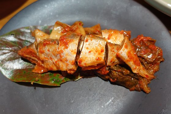 2016년 가을에 담근 밴댕이김치. 1년 묵은 김치의 밴댕이 살보다 더 존득한 느낌이었다.