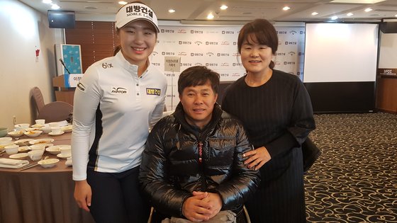 딸의 LPGA 진출 기자회견에 함께 참가한 아버지 이정호, 어머니 주은진씨. 김지한 기자