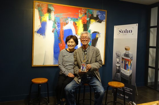 댓골재 양조장 집안의 가전 비법인 준치김치 대를 잇는 서양화가 이계송 화백과 도예가이자 요리연구가 이인자씨 부부. 이 화백은 이곳에서 생산한 증류주 ‘소호’ 한 병을 들고 있다.