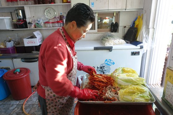 ‘옥이네밥상’ 주인 김옥이씨가 돼지고기김치에 소를 넣고 있다.