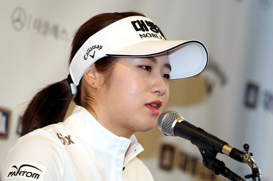 이정은6이 한국프레스센터에서 기자들의 질문에 답하고 있다. [뉴스1]