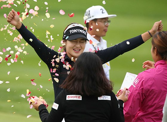 국내 여자투어(KLPGA)에서 독보적인 성적을 냈던 이정은. 어려운 가정 형편 속에서 다른 선수들보다 뒤늦게 골프를 시작했지만 남다른 노력으로 한국 여자골프의 새로운 스타로 떠올랐다. [사진 KLPGA]