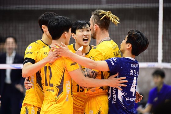 5일 의정부에서 열린 한국전력과 경기에서 득점을 올린 뒤 기뻐하는 프로배구 KB손해보험 선수들. [사진 한국배구연맹]
