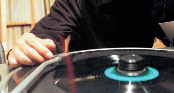 LP 는 영어로 바이닐 레코드(vinyl record), 혹은 그냥 '레코드'나 바이닐'이라고도 한다. [중앙포토]