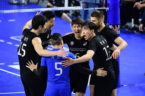 6일 천안에서 열린 OK저축은행과 경기에서 득점을 올린 뒤 환호하는 현대캐피탈 선수들. [사진 한국배구연맹]