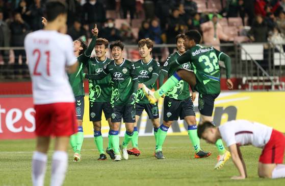 아시아챔피언스리그에서 전북에 완패한 뒤 허탈해하는 텐진 취안젠 선수들(하얀색 저지). [연합뉴스]