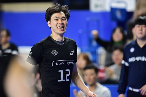 6일 천안 OK저축은행과 경기에서 활짝 웃는 현대캐피탈 전광인. [사진 한국배구연맹]