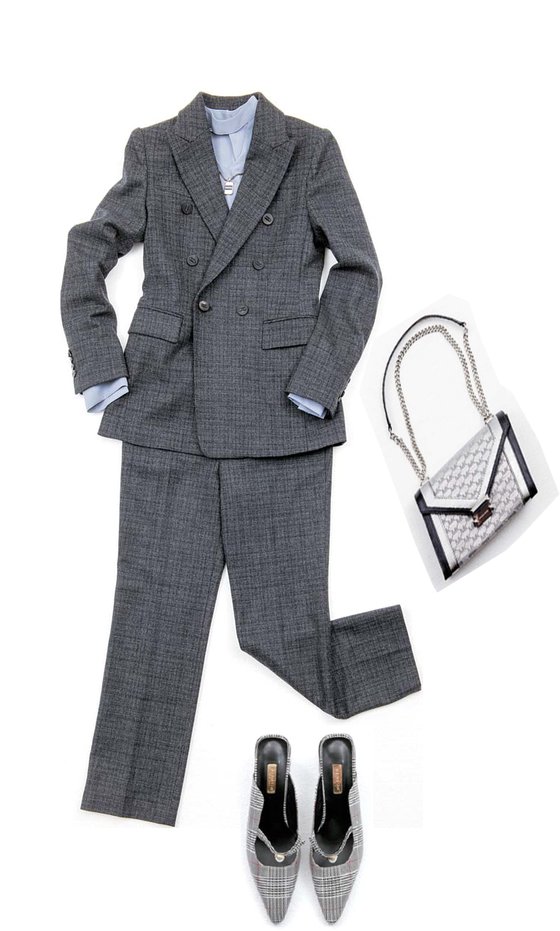 지고트의 회색 정장, 몬츠의 블라우스, 레이첼콕스의 체크 패턴 구두, 마이클 코어스의 은색 가방, 에스실의 목걸이.