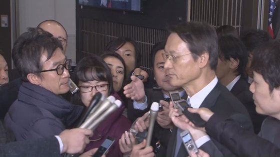 9일 일본 외무성에 초치된 이수훈 주일한국대사가 기자들의 질문에 대답하고 있다. [주일 한국 특파원단 촬영]