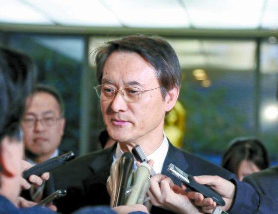 이수훈 주일 한국대사가 한국 법원이 신일철주금에 대한 자산압류를 승인한 것과 관련해 9일 일본 정부의 초치를 받고 외무성에 들어와 기자들의 질문에 답하고 있다. [연합뉴스]