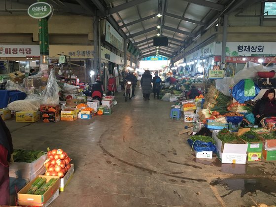 14일 오전 서울 서대문구 인왕시장의 모습. 미세먼지 여파로 소비자 발길이 뚝 끊겼다.