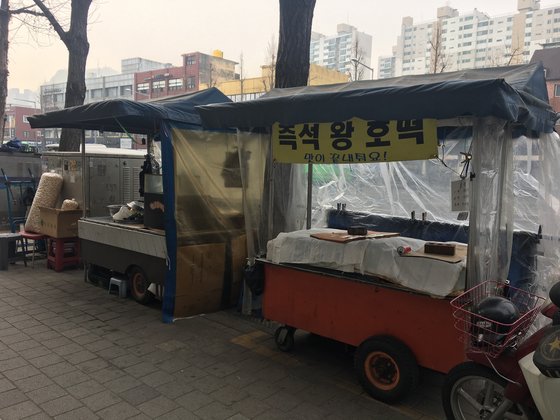 14일 서울 홍제역 인근 노점상들이 미세먼지 여파로 문을 닫은 모습.