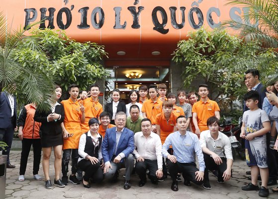 포10리쿠옥쓰 직원과 기념 촬영한 문재인 대통령. [연합뉴스]