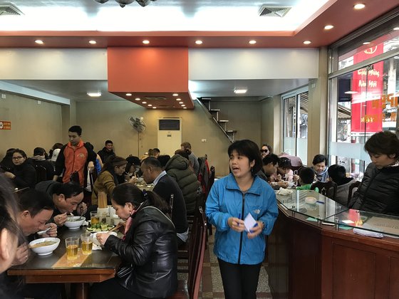 현지인과 관광객으로 북적이는 식당. 양보라 기자