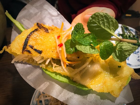 박항서 단골 식당을 찾는다면 베트남식 빈대떡 반세오를 꼭 맛보자. 양보라 기자