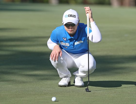 지은희가 20일 열린 LPGA 투어 토너먼트 오브 챔피언스 3라운드 14번 홀에서 퍼팅 라인을 읽고 있다. [AFP=연합뉴스]
