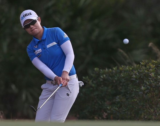 지은희가 20일 열린 LPGA 투어 토너먼트 오브 챔피언스 3라운드 16번 홀에서 샷을 시도하고 있다. [AFP=연합뉴스]