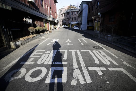 인천 미추홀구 숭의동 집창촌 옐로하우스 입구. 김경록 기자