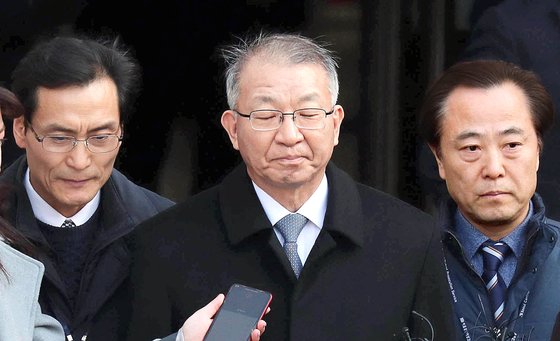 양승태 전 대법원장이 지난 23일 오후 서울중앙지법에서 영장실질심사를 마친 후 굳은 표정으로 검찰 차량으로 걸어가고 있다. 전직 사법부 수장으로 처음 구속된 양 전 대법원장은 24일 오전 경기도 의왕시 서울구치소에 수감됐다. 최승식 기자.