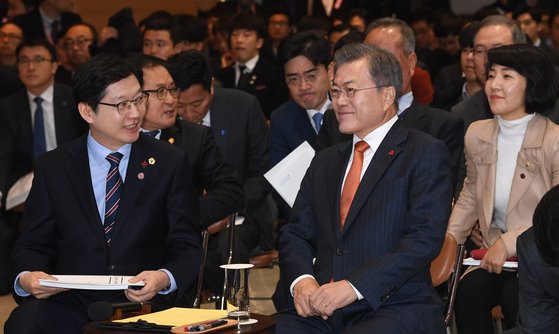 문재인 대통령(앞줄 오른쪽)이 지난달 13일 오전 경남 창원 경남도청에서 열린 중소기업 스마트 제조혁신 전략 보고회에서 김경수 경남지사와 대화를 하고 있다. [청와대사진기자단]