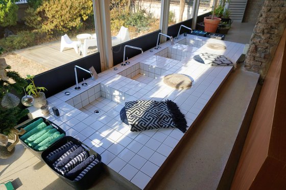 통유리 창가에 마련된 약다방 봄동의 족욕장. [사진 한국관광공사]