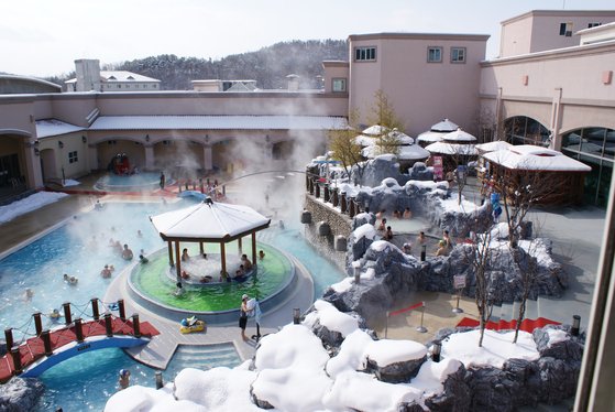 아산스파비스의 야외 온천시설. [사진 한국관광공사]