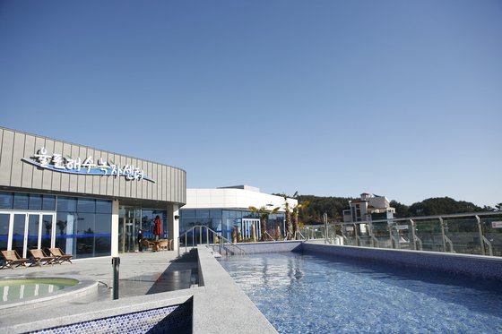 전남 보성 율포 해변에 자리한 율포해수녹차센터. [사진 한국관광공사]