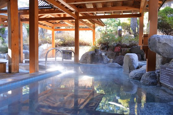 설악산 자락 척산온천지구는 한국을 대표하는 온천이다. 사진은 척산온천휴양촌 여탕의 노천탕. [사진 한국관광공사]