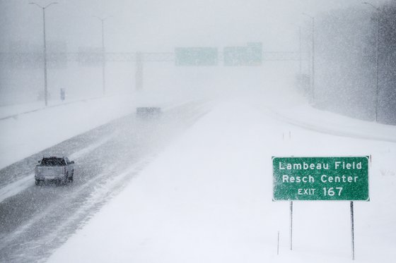 미 중북부에 기록적인 한파와 폭설이 닥쳤다. 사진은 지난 28일(현지시간) 위스콘신 지역의 도로가 눈으로 덥혔다. [AP=연합뉴스]