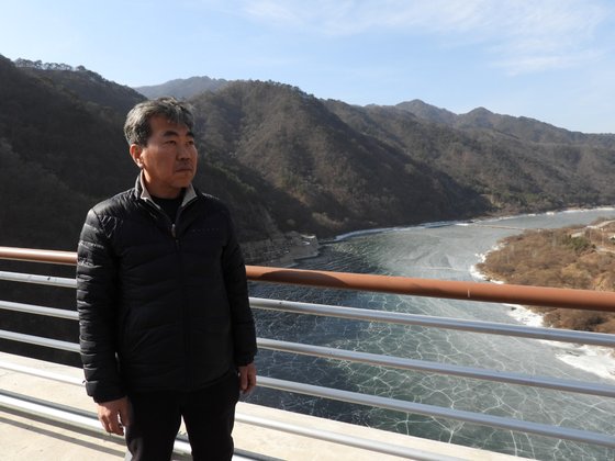 강원도 화천 '평화의 댐'에 선 한상훈 박사. 그는 전국 현장을 누비는 생태학자다. 강찬수 기자