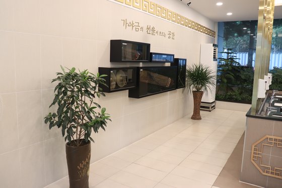 가야금의 전설, 우륵의 고장답게 충주휴게소에는 화장실 안에 가야금을 전시했다. [사진 한국도로공사]