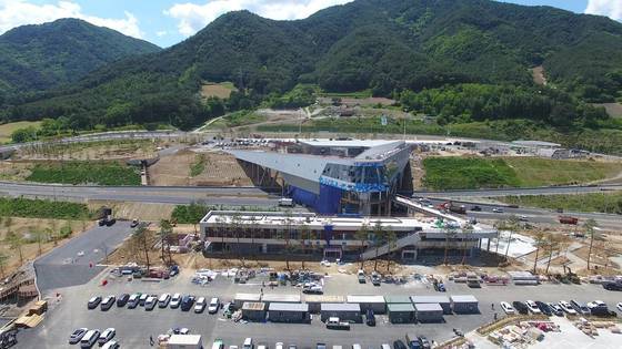 국내 최초 상공형 휴게소인 내린천 휴게소. 강원도의 근사한 산세를 감상하기 좋다. [사진 한국도로공사]