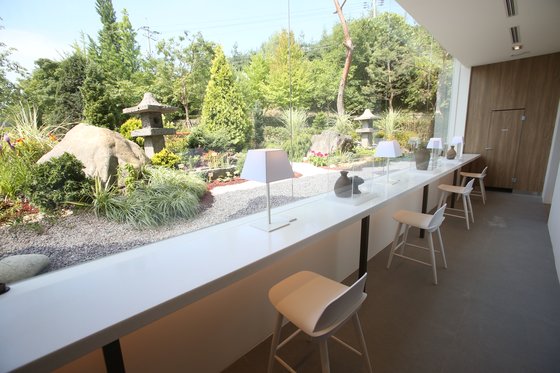 천안 향교에서 디자인 아이디어를 얻은 망향휴게소. 화장실 안에 향교 마당을 보는 것 같은 휴게공간이 있다. [사진 한국도로공사]