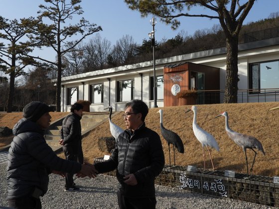 한상훈 박사가 철원 두루미 평화타운에서 지인들과 만나 반갑게 악수하고 있다. 강찬수 기자