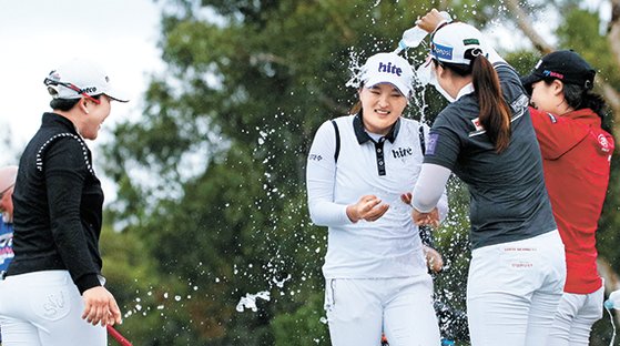 고진영이 지난해 2월 18일 LPGA 투어 호주여자오픈에서 우승한 후 동료들의 축하를 받고 있다. 고진영은 LPGA 사상 67년만에 투어 데뷔전에서 우승한 루키가 됐다. 고진영은 안시현-이지영-홍진주-백규정으로 이어지는 한국 여자 골프 신데렐라 중 처음으로 LPGA 회원이 되어 우승을 기록했다. [사진 골프 오스트렐리아]