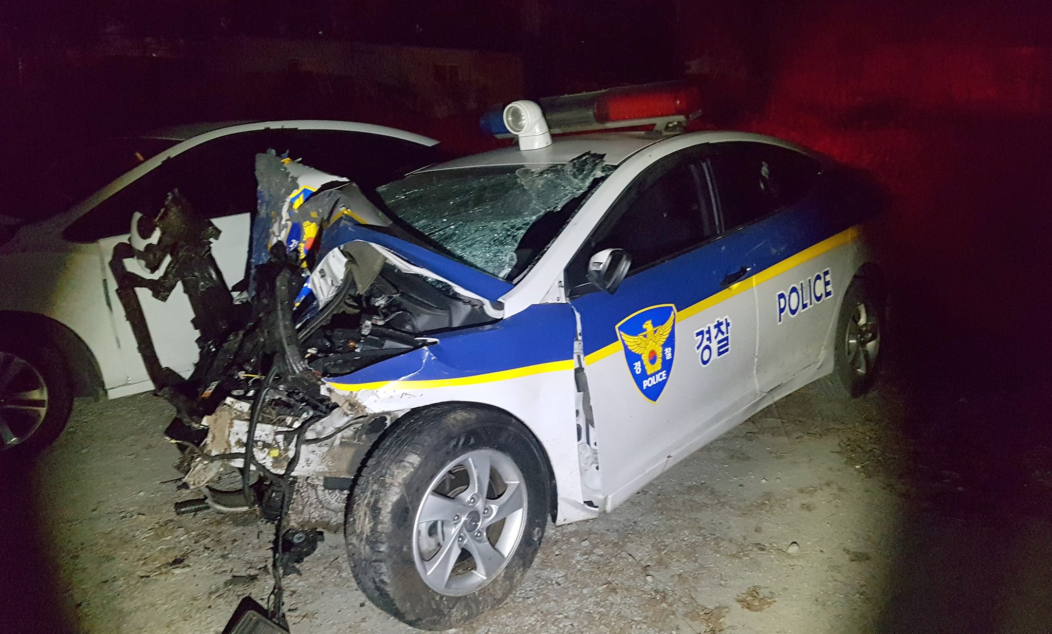 지난달 25일 전북 익산시 여산면에서 신고를 받고 출동하다 신고 차량과 정면 충돌한 여산파출소 소속 순찰차. 이 사고로 조수석에 타고 있던 박모(58) 경위가 숨졌다. [사진 전북지방경찰청]