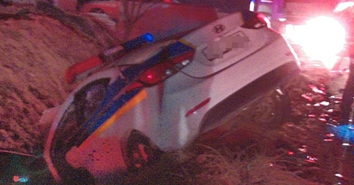 지난달 25일 오후 11시45분 전북 익산시 여산면 편도 1차로 도로에서 사고 조사를 위해 출동하던 경찰차와 승용차가 충돌하는 사고가 발생해 경찰관 1명이 사망했다. 사고 충격으로 파손된 경찰차 모습. [사진 전북소방본부]