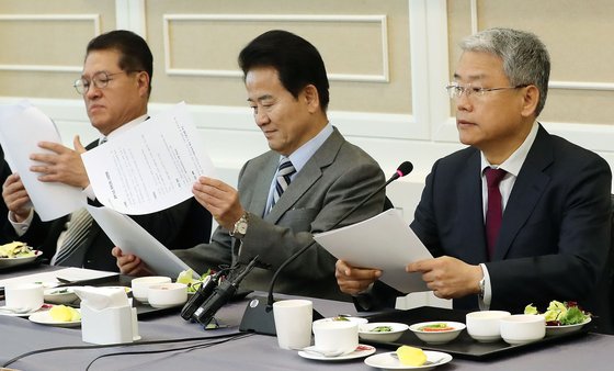 김동철 바른미래당 의원 및 참석자들이 서울 여의도 국회에서 열린 '세종역' 포함 호남 KTX 단거리 노선 신설 및 지역현안 논의를 위한 호남 국회의원 조찬간담회에서 자료를 살펴보고 있다. [뉴스1]