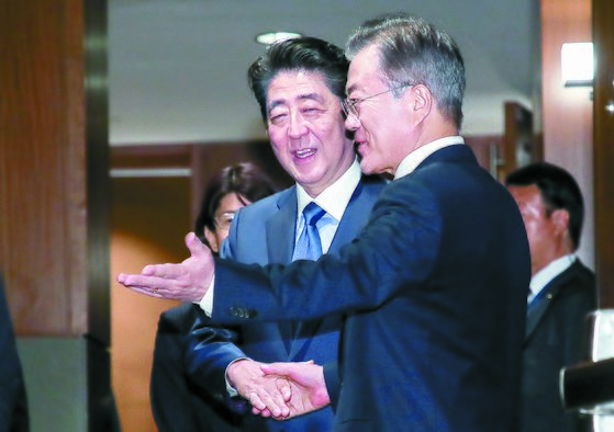 지난해 9월 유엔 총회 참석한 문재인 대통령과 아베 신조 일본 총리가 미국 뉴욕 파커 호텔에서 만나 악수하고 있다. [연합뉴스]