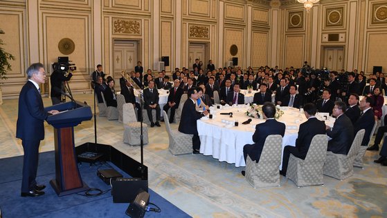 문재인대통령이 8일 청와대 영빈관에서 열린 전국 시장.군수.구청장 초청 오찬 간담회에 참석해 인사말을 하고 있다. 청와대사진기자단