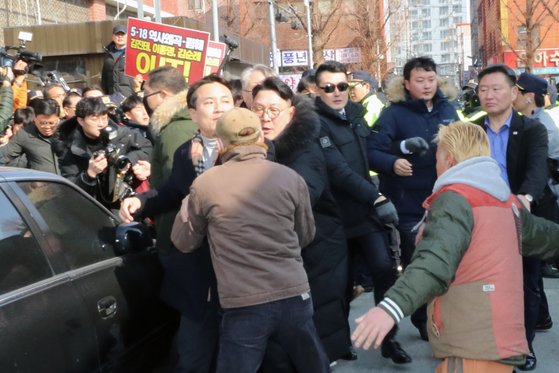 5·18 민주화운동 폄훼 논란의 당사자 중 한 명인 김진태 자유한국당 의원이 12일 광주광역시를 찾아 " 5·18 유공자 명단을 공개하는 것이 피해 입은 분들을 위하는 길"이라고 주장했다. 광주시당, 전남도당에서 거센 항의를 받는 김 의원.[연합뉴스]