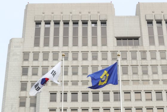 11일 대법원에서 대법원 깃발이 바람에 나부끼는 모습. [뉴스1]